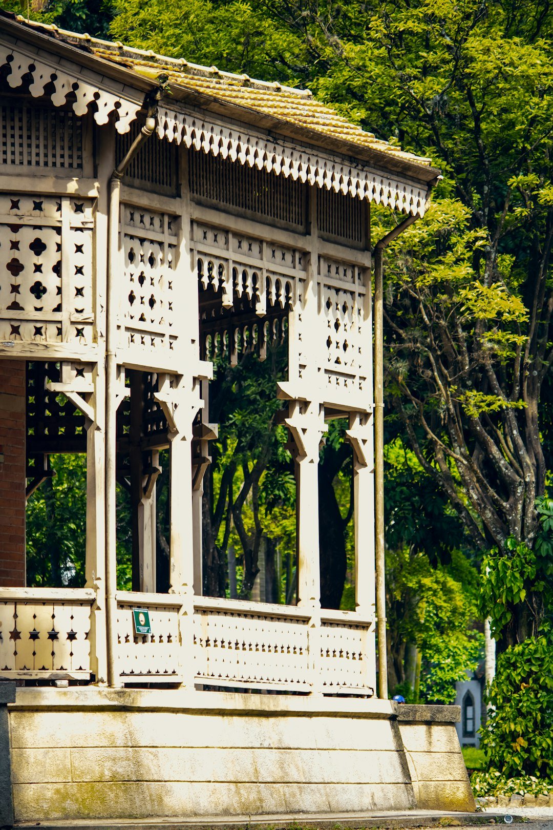 a-building-with-columns-and-a-fence-wwsjpvlz9o8