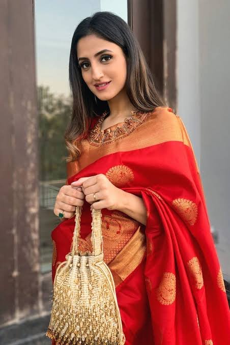 how to style potli bag with silk saree